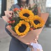 Букет с подсолнухами и розами